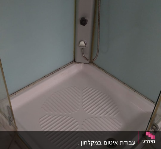 מקלחון עם צינור מים וראש מקלחת